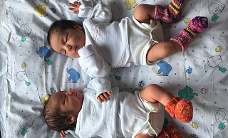 Warme Füßchen für die Zwillinge William und Waiana. - Klinikum Bielefeld Warme Füßchen für die Zwillinge William und Waiana. - Klinikum Bielefeld