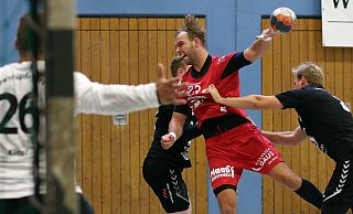 Es ging ordentlich zur Sache: Im Spiel gegen den niedersächsischen Oberligisten Söhre hielt das Trikot von Marius Schrage (am Ball) nicht bis zum Schluss durch. Die TSG präsentierte sich aber topfit. - Oliver Krato Es ging ordentlich zur Sache: Im Spiel gegen den niedersächsischen Oberligisten Söhre hielt das Trikot von Marius Schrage (am Ball) nicht bis zum Schluss durch. Die TSG präsentierte sich aber topfit. - Oliver Krato