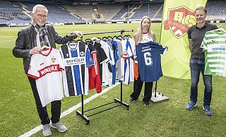 Georg Epp (v. l.), Janine Leifert und Karsten Bremke von Bielefeld United mit einigen der Trikots, die ab dem 1. Juni ersteigert werden können. - Jörg Dieckmann Georg Epp (v. l.), Janine Leifert und Karsten Bremke von Bielefeld United mit einigen der Trikots, die ab dem 1. Juni ersteigert werden können. - Jörg Dieckmann