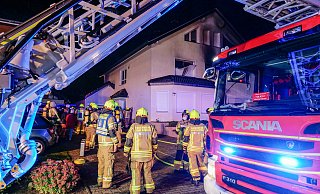 Die Wirkung der Flammen ist auch an den geborstenen Scheiben und Brandspuren an der Fassade zu erkennen. - Ralph Meyer Die Wirkung der Flammen ist auch an den geborstenen Scheiben und Brandspuren an der Fassade zu erkennen. - Ralph Meyer