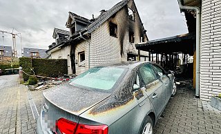 Das schwer beschädigte Doppelhaus in Oldentrup. Auch ihre Autos konnten die Anwohner nicht mehr in Sicherheit bringen. - Stefan Becker Das schwer beschädigte Doppelhaus in Oldentrup. Auch ihre Autos konnten die Anwohner nicht mehr in Sicherheit bringen. - Stefan Becker