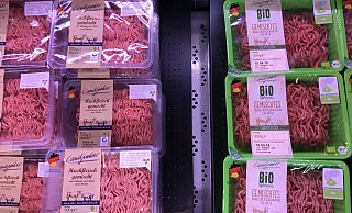 Discounter Lidl hatte für einige Wochen die Fleischpreise erhöht, doch die Verbraucher zogen nicht mit, weshalb Lidl die Preise nun wieder gesenkt hat. - picture alliance Discounter Lidl hatte für einige Wochen die Fleischpreise erhöht, doch die Verbraucher zogen nicht mit, weshalb Lidl die Preise nun wieder gesenkt hat. - picture alliance