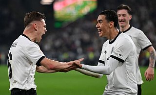 Joshua Kimmich (l) und Jamal Musiala feiern ihren Tor-Clou. - Fabian Strauch/dpa Joshua Kimmich (l) und Jamal Musiala feiern ihren Tor-Clou. - Fabian Strauch/dpa