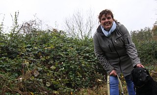 Sandra Jeckel steht mit ihrer Mischlingshündin "Buffy" vor den zwei Meter hohen Brombeerranken im Naturschutzgebiet in der Elseaue. - Anne Neul Sandra Jeckel steht mit ihrer Mischlingshündin "Buffy" vor den zwei Meter hohen Brombeerranken im Naturschutzgebiet in der Elseaue. - Anne Neul
