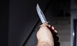 Einer der Täter zückte ein Messer und bedrohte den 18-Jährigen damit. - Symbolfoto: picture alliance / Fotostand Einer der Täter zückte ein Messer und bedrohte den 18-Jährigen damit. - Symbolfoto: picture alliance / Fotostand