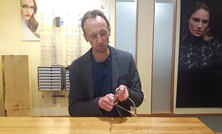 Das Anpassen von Brillen für die Kunden gehört zum Tagesgeschäft eines Optikers. In Zeiten von Corona hält Arnd Ebbeke jedoch mehr Abstand und es wird nochmals mehr desinfiziert. - Marc Schröder Das Anpassen von Brillen für die Kunden gehört zum Tagesgeschäft eines Optikers. In Zeiten von Corona hält Arnd Ebbeke jedoch mehr Abstand und es wird nochmals mehr desinfiziert. - Marc Schröder