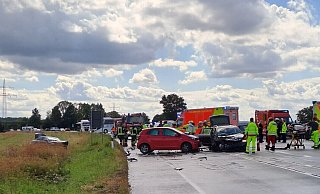 Rettungskräfte im Einsatz: Vier Autos sind auf der L776 bei Salzkotten zusammengestoßen. - Feuerwehr Salzkotten Rettungskräfte im Einsatz: Vier Autos sind auf der L776 bei Salzkotten zusammengestoßen. - Feuerwehr Salzkotten