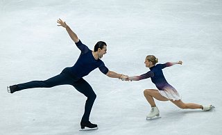 Minerva Hase (r) und Nikita Volodin feierten einen Traum-Einstand in die Olympia-Saison. - Peter Kneffel/dpa Minerva Hase (r) und Nikita Volodin feierten einen Traum-Einstand in die Olympia-Saison. - Peter Kneffel/dpa