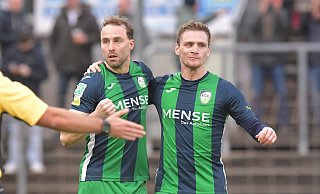 Julius Langfeld (l.) und Jan-Lukas Liehr (r.) bejubeln Langfelds Treffer zum entscheidenden 2:1 des FC Gütersloh gegen die Gladbacher U23. - Jens Dünhölter Julius Langfeld (l.) und Jan-Lukas Liehr (r.) bejubeln Langfelds Treffer zum entscheidenden 2:1 des FC Gütersloh gegen die Gladbacher U23. - Jens Dünhölter