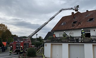 Das Feuer im Dachstuhl war am Dienstagmittag bemerkt worden. Auch die Drehleiter aus Lübbecke kam zum Einsatz. - Sandra Spieker Das Feuer im Dachstuhl war am Dienstagmittag bemerkt worden. Auch die Drehleiter aus Lübbecke kam zum Einsatz. - Sandra Spieker