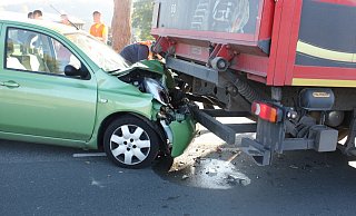 Der Nissan wurde bei dem Zusammenprall mit dem Lkw schwer beschädigt. - Polizei Höxter Der Nissan wurde bei dem Zusammenprall mit dem Lkw schwer beschädigt. - Polizei Höxter