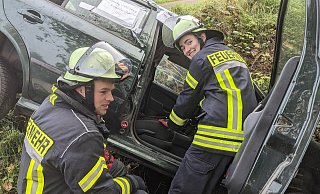 Die Feuerwehrleute Simon Dewenter aus Jakobsberg und Klara Lotze aus Haarbrück wissen, was zu tun ist. - Burkhard Battran Die Feuerwehrleute Simon Dewenter aus Jakobsberg und Klara Lotze aus Haarbrück wissen, was zu tun ist. - Burkhard Battran