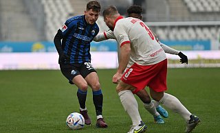 SCP-Akteur Florent Muslija geht gegen den Ex-Paderborner Felix Herzenbruch ins Dribbling. - SC Paderborn 07/Mirko Kappes SCP-Akteur Florent Muslija geht gegen den Ex-Paderborner Felix Herzenbruch ins Dribbling. - SC Paderborn 07/Mirko Kappes