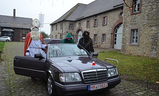 Der Nikolaus (Axel Goldbeck) zieht im Cabrio mit Knecht Ruprecht (Bernd Hanewinkel) und Zwerg (Mia Goldbeck) durch Ottbergen. - Nicole Niemann Der Nikolaus (Axel Goldbeck) zieht im Cabrio mit Knecht Ruprecht (Bernd Hanewinkel) und Zwerg (Mia Goldbeck) durch Ottbergen. - Nicole Niemann