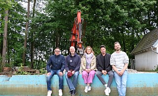 Freuen sich auf ein tolles Geburtstagsjahr im bald frisch renovierten Wapelbad: Michael Kersting (v.l.), Olaf Köhler, Anette Ostermann, Simon Drosten und David Flöttmann. - Anja Hustert Freuen sich auf ein tolles Geburtstagsjahr im bald frisch renovierten Wapelbad: Michael Kersting (v.l.), Olaf Köhler, Anette Ostermann, Simon Drosten und David Flöttmann. - Anja Hustert