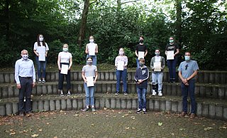 Auszeichnung: Jens Ransiek und Volker Sudeck (r.) mit Johanne, Lotta, Hanna, Max, Amy (hinten v. l.) sowie Hanna, Alyssa, Siedra (Mitte v. l.) und Finja und Tim (vorne v. l.). - Björn Kenter Auszeichnung: Jens Ransiek und Volker Sudeck (r.) mit Johanne, Lotta, Hanna, Max, Amy (hinten v. l.) sowie Hanna, Alyssa, Siedra (Mitte v. l.) und Finja und Tim (vorne v. l.). - Björn Kenter
