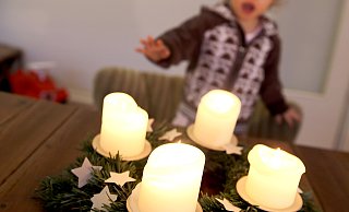 Kinder freuen sich, wenn die Kerzen auf dem Adventskranz leuchten. Die können mitunter aber gefährlich für die Kleinen werden. - Mascha Brichta/dpa (Symbolbild) Kinder freuen sich, wenn die Kerzen auf dem Adventskranz leuchten. Die können mitunter aber gefährlich für die Kleinen werden. - Mascha Brichta/dpa (Symbolbild)