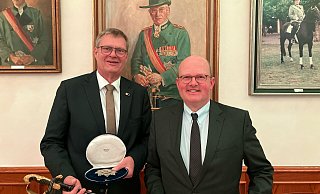 Bernd Zengerling (l.) übernimmt die Geschicke des 4.600 Mitglieder zählenden Paderborner Bürger-Schützenvereins von Thomas Spieker. - Ulrich Petzold / PBSV Bernd Zengerling (l.) übernimmt die Geschicke des 4.600 Mitglieder zählenden Paderborner Bürger-Schützenvereins von Thomas Spieker. - Ulrich Petzold / PBSV