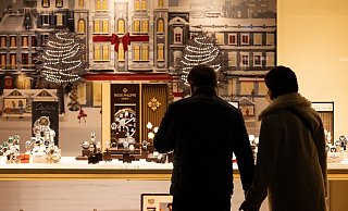 Die Verbraucher wollen in diesem Jahr im Schnitt 250 Euro für Weihnachtsgeschenke ausgeben. - Hannes P. Albert/dpa Die Verbraucher wollen in diesem Jahr im Schnitt 250 Euro für Weihnachtsgeschenke ausgeben. - Hannes P. Albert/dpa