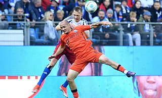 Paderborns Sven Michel (vorn) und Hamburgs Sebastian Schonlau kämpfen um den Ball. - Daniel Bockwoldt/dpa Paderborns Sven Michel (vorn) und Hamburgs Sebastian Schonlau kämpfen um den Ball. - Daniel Bockwoldt/dpa