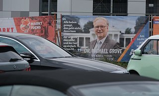 Auf seinen Wahlplakaten warb der Bürgermeisterkandidat der AfD mit Doktortitel um Wählerstimmen wie hier auf der verkehrsreichsten Kreuzung am Bauzaun des geplanten Gesundheitszentrums Medical City Plaza. - Ulf Hanke Auf seinen Wahlplakaten warb der Bürgermeisterkandidat der AfD mit Doktortitel um Wählerstimmen wie hier auf der verkehrsreichsten Kreuzung am Bauzaun des geplanten Gesundheitszentrums Medical City Plaza. - Ulf Hanke