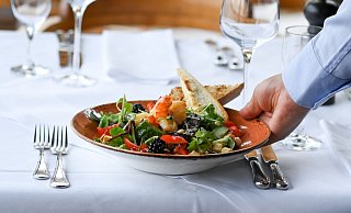Ein Salat-Teller wird in einem Restaurant serviert. Essengehen wird im kommenden Jahr noch einmal deutlich teurer. - Jens Kalaene/dpa Ein Salat-Teller wird in einem Restaurant serviert. Essengehen wird im kommenden Jahr noch einmal deutlich teurer. - Jens Kalaene/dpa