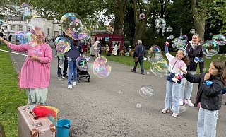 Die riesigen bunten Luftballons, die Clownin Barbalotta im Kurpark in die Luft schwingt, sind ein Magnet für die Kinder. - Elke Niedringhaus-Haasper Die riesigen bunten Luftballons, die Clownin Barbalotta im Kurpark in die Luft schwingt, sind ein Magnet für die Kinder. - Elke Niedringhaus-Haasper