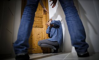 Vor dem Landgericht Bielefeld beginnt der Prozess gegen einen 35-jährigen Angeklagten wegen mutmaßlicher Gewalt in der Partnerschaft. - picture alliance / photothek Vor dem Landgericht Bielefeld beginnt der Prozess gegen einen 35-jährigen Angeklagten wegen mutmaßlicher Gewalt in der Partnerschaft. - picture alliance / photothek