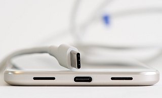 Falsch herum war einmal: Dass USB-C beidseitig gesteckt werden kann, ist eine große Stärke des Standards. - Andrea Warnecke/dpa-tmn Falsch herum war einmal: Dass USB-C beidseitig gesteckt werden kann, ist eine große Stärke des Standards. - Andrea Warnecke/dpa-tmn