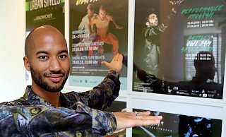 Freut sich auf den Nachholtermin: Tänzer Dhélé Agbetou bereitet sich intensiv auf sein Urban-Stylez-Festival vor, das vom 19. bis 25. Oktober laufen soll. - Wolfgang Rudolf Freut sich auf den Nachholtermin: Tänzer Dhélé Agbetou bereitet sich intensiv auf sein Urban-Stylez-Festival vor, das vom 19. bis 25. Oktober laufen soll. - Wolfgang Rudolf