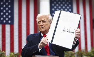 US-Präsident Donald Trump präsentiert seinen unterzeichneten Zoll-Beschluss. - picture alliance / Newscom US-Präsident Donald Trump präsentiert seinen unterzeichneten Zoll-Beschluss. - picture alliance / Newscom