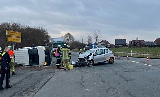 An der Kollision waren zwei Fahrzeuge mit insgesamt fünf Personen beteiligt, wovon drei leicht verletzt wurden. - Polizei An der Kollision waren zwei Fahrzeuge mit insgesamt fünf Personen beteiligt, wovon drei leicht verletzt wurden. - Polizei