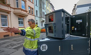 Am 7. Mai feierte Blitzer Bernhard in Bielefeld Premiere. Hier richtet Marcus Roscher vom Ordnungsamt das Lasergerät erstmals an der Ravensberger Straße aus. Nach sechs Monaten registrierte der fleißige Stadtangestellte 20.813 verwertbare Tempoverstöße. Foto: Andreas Zobe - Foto: Andreas Zobe/NW Am 7. Mai feierte Blitzer Bernhard in Bielefeld Premiere. Hier richtet Marcus Roscher vom Ordnungsamt das Lasergerät erstmals an der Ravensberger Straße aus. Nach sechs Monaten registrierte der fleißige Stadtangestellte 20.813 verwertbare Tempoverstöße. Foto: Andreas Zobe - Foto: Andreas Zobe/NW