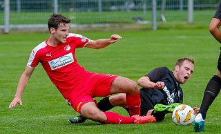 An mangelndem Einsatz lag es nicht: Theesens Verteidiger Dennis Meier (l.) im Kampf um den Ball. Foto: Andreas Zobe - Foto: Andreas Zobe/NW An mangelndem Einsatz lag es nicht: Theesens Verteidiger Dennis Meier (l.) im Kampf um den Ball. Foto: Andreas Zobe - Foto: Andreas Zobe/NW