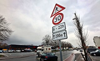 Seit zwei Jahren missachten auf der Babenhauser Straße Tausende Autofahrer das neue Tempolimit auf Höhe der beiden Supermärkte. Die Stadt hat darauf lediglich mit dem regelmäßigen Aufstellen ihrer mobilen Blitzer reagiert. Nun soll eine weitere Lösung die Situation entspannen. - Sarah Jonek Seit zwei Jahren missachten auf der Babenhauser Straße Tausende Autofahrer das neue Tempolimit auf Höhe der beiden Supermärkte. Die Stadt hat darauf lediglich mit dem regelmäßigen Aufstellen ihrer mobilen Blitzer reagiert. Nun soll eine weitere Lösung die Situation entspannen. - Sarah Jonek