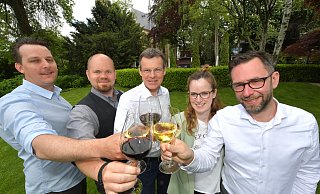 Christian Barkusky (Parkhotel, v.l.), Janik Schenke, Reiner Schenke (beide Schenke Delikatessen), Ann Kristin Karenfort und Christopher Daume-Karenfort (beide Gütersloher Brauhaus) stoßen auf den "28. Gütersloher Weinmarkt" an. - Jens Dünhölter Christian Barkusky (Parkhotel, v.l.), Janik Schenke, Reiner Schenke (beide Schenke Delikatessen), Ann Kristin Karenfort und Christopher Daume-Karenfort (beide Gütersloher Brauhaus) stoßen auf den "28. Gütersloher Weinmarkt" an. - Jens Dünhölter