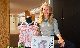Juliana Martejevs verkauft Boxen mit nachhaltiger Mode zum Selbernähen. Ihre DIY-Mode gibt es während der Ausstellung "Look!" auch im Marta-Shop. - Ralf Bittner Juliana Martejevs verkauft Boxen mit nachhaltiger Mode zum Selbernähen. Ihre DIY-Mode gibt es während der Ausstellung "Look!" auch im Marta-Shop. - Ralf Bittner