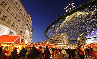 Geradlinige, rote Häuschen mit einem funkelnden Lichterhimmel schmücken den Bielefelder Jahnplatz. - Susanne Freitag Geradlinige, rote Häuschen mit einem funkelnden Lichterhimmel schmücken den Bielefelder Jahnplatz. - Susanne Freitag