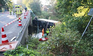 Der Lkw kam von der Brücke ab und stürzte ins Flussbett der Lippe. - Feuerwehr Delbrück Der Lkw kam von der Brücke ab und stürzte ins Flussbett der Lippe. - Feuerwehr Delbrück