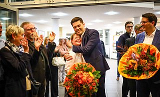 Mirco Schmidt feiert seinen Wahlsieg als neuer Landrat des Kreises Herford mit seiner Frau Stephanie. - Daniel Salmon Mirco Schmidt feiert seinen Wahlsieg als neuer Landrat des Kreises Herford mit seiner Frau Stephanie. - Daniel Salmon