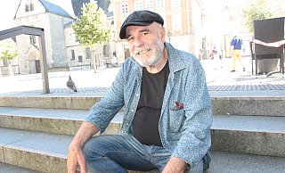 Lothar Pohlschmidt blickt auf ein extrem langes Musikerleben zurück. Der gebürtige Schloß Neuhäuser will aber auch mit 75 Jahren noch weitermachen. - Uwe Müller Lothar Pohlschmidt blickt auf ein extrem langes Musikerleben zurück. Der gebürtige Schloß Neuhäuser will aber auch mit 75 Jahren noch weitermachen. - Uwe Müller