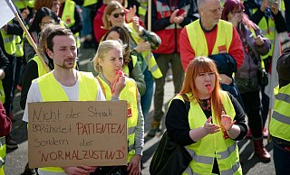 Mehr Geld, mehr Zeit: Dafür protestieren die Beschäftigten im öffentlichen Dienst. - Henning Kaiser/dpa Mehr Geld, mehr Zeit: Dafür protestieren die Beschäftigten im öffentlichen Dienst. - Henning Kaiser/dpa