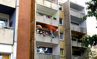 Langsam formiert sich Widerstand im Skandal-Haus: Eine Mieterin wehrt sich vor Gericht gegen Forderungen des Konzerns. - Susanne Lahr Langsam formiert sich Widerstand im Skandal-Haus: Eine Mieterin wehrt sich vor Gericht gegen Forderungen des Konzerns. - Susanne Lahr