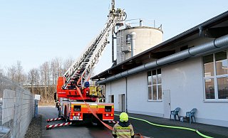 Beim Einsatz im holzverarbeitenden Betrieb im Gewerbegebiet Fohling kommt auch eine Drehleiter zum Einsatz. - Ralph Meyer Beim Einsatz im holzverarbeitenden Betrieb im Gewerbegebiet Fohling kommt auch eine Drehleiter zum Einsatz. - Ralph Meyer
