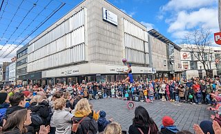 Viel los ist an diesem Sonntag auch in der Bahnhofstraße vor Karstadt. - Felix Brenneke Viel los ist an diesem Sonntag auch in der Bahnhofstraße vor Karstadt. - Felix Brenneke