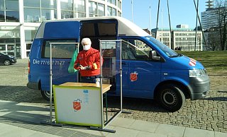 Michael Geymeier hält mit seinem Kältemobil derzeit oft an der "Tüte", um die Menschen dort mit Essen und Getränken zu versorgen. - Heilsarmee Bielefeld Michael Geymeier hält mit seinem Kältemobil derzeit oft an der "Tüte", um die Menschen dort mit Essen und Getränken zu versorgen. - Heilsarmee Bielefeld