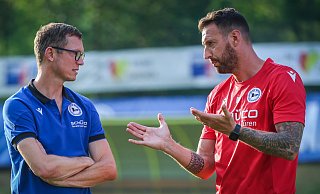 Trainer Mitch Kniat (r.) und Sport-Geschäftsführer Michael Mutzel basteln am Arminia-Kader für die kommende Spielzeit. - Sarah Jonek Trainer Mitch Kniat (r.) und Sport-Geschäftsführer Michael Mutzel basteln am Arminia-Kader für die kommende Spielzeit. - Sarah Jonek