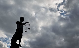 Vor Gericht lässt sich der Porschefahrer nicht identifzieren. - picture alliance / dpa Vor Gericht lässt sich der Porschefahrer nicht identifzieren. - picture alliance / dpa