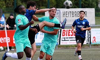 Voller Einsatz im Spiel FC Bad Oeynhausen gegen den SV Avenwedde. - Büchel Voller Einsatz im Spiel FC Bad Oeynhausen gegen den SV Avenwedde. - Büchel