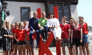 Studierende der technischen Hochschule OWL mit ihrer Professorin Petra Rau (l.) haben das Konzept entwickelt, Baudezernentin Claudia Koch hat sich für den Standort am historischen Rathaus entschieden. - Hermann Ludwig Studierende der technischen Hochschule OWL mit ihrer Professorin Petra Rau (l.) haben das Konzept entwickelt, Baudezernentin Claudia Koch hat sich für den Standort am historischen Rathaus entschieden. - Hermann Ludwig
